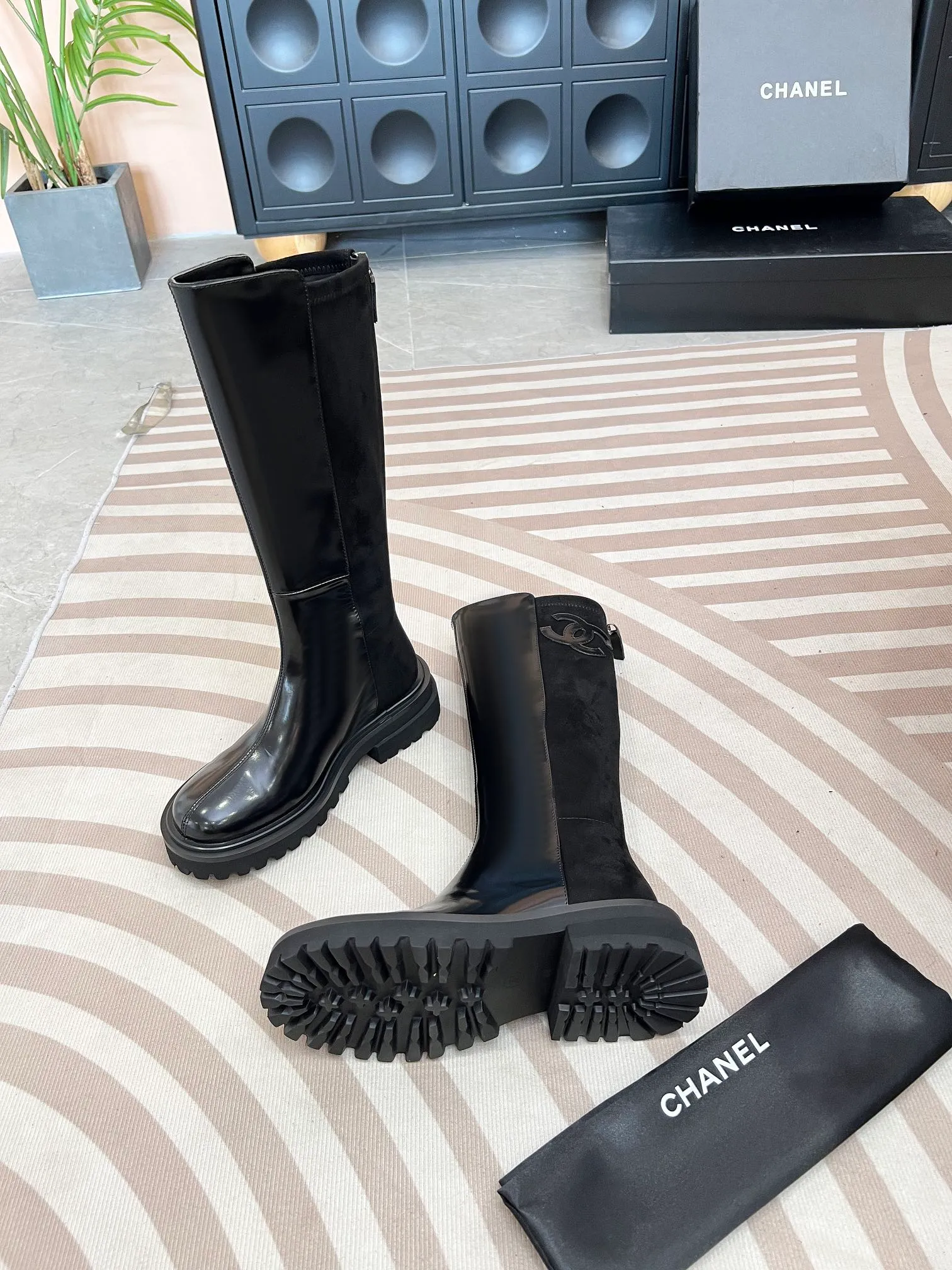 👟👟Ex-factory price 720👟👟 CHANEL* new autumn and winter style. These letter knight boots are really a representative of handsome fashion. The double C electro-embroidered logo on the boot tube is low-key yet luxurious! Simple, fashionable, individual and grand! The natural and smooth beauty has a beauty that amazes the time. You should also show off your long legs in winter ~ Upper: calfskin/open edge beads Inner: sheepskin lining Size: 35-41​